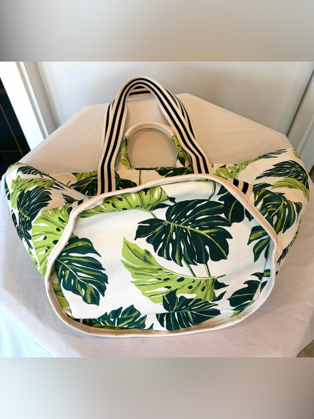 Draper James NWT Monstera Flora Leaf Canvas Tote, Green/White/Black, 23x12x10 - Picture 9 of 12